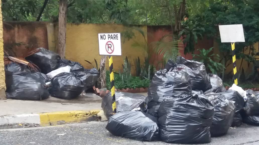 asoqal's tweet photo. Vecinos de Colina Quinta Altamira, solicitamos  se recoja la  basura. Tenemos personas de la tercera edad y niños y esto puede provocar una epidemia. Ayuda por favor. @laalcaldiasucre  @ImapsasOficial https://t.co/EuFKR6Nf8O