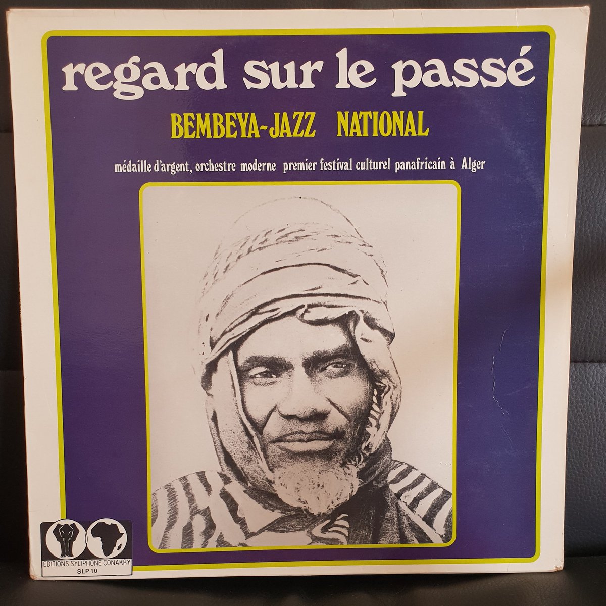 ParDamnes2laTer's tweet photo. Regard sur le passé - Bembeya Jazz National . 1972 . Sur la pochette portrait de Samory Touré qui résista à la colonisation française en Afrique de l'Ouest. "Le colonialisme pour justifier sa domination les a dépeint sous les traits de rois sanguinaires et sauvages" Syliart https://t.co/aZgsLOe5rY