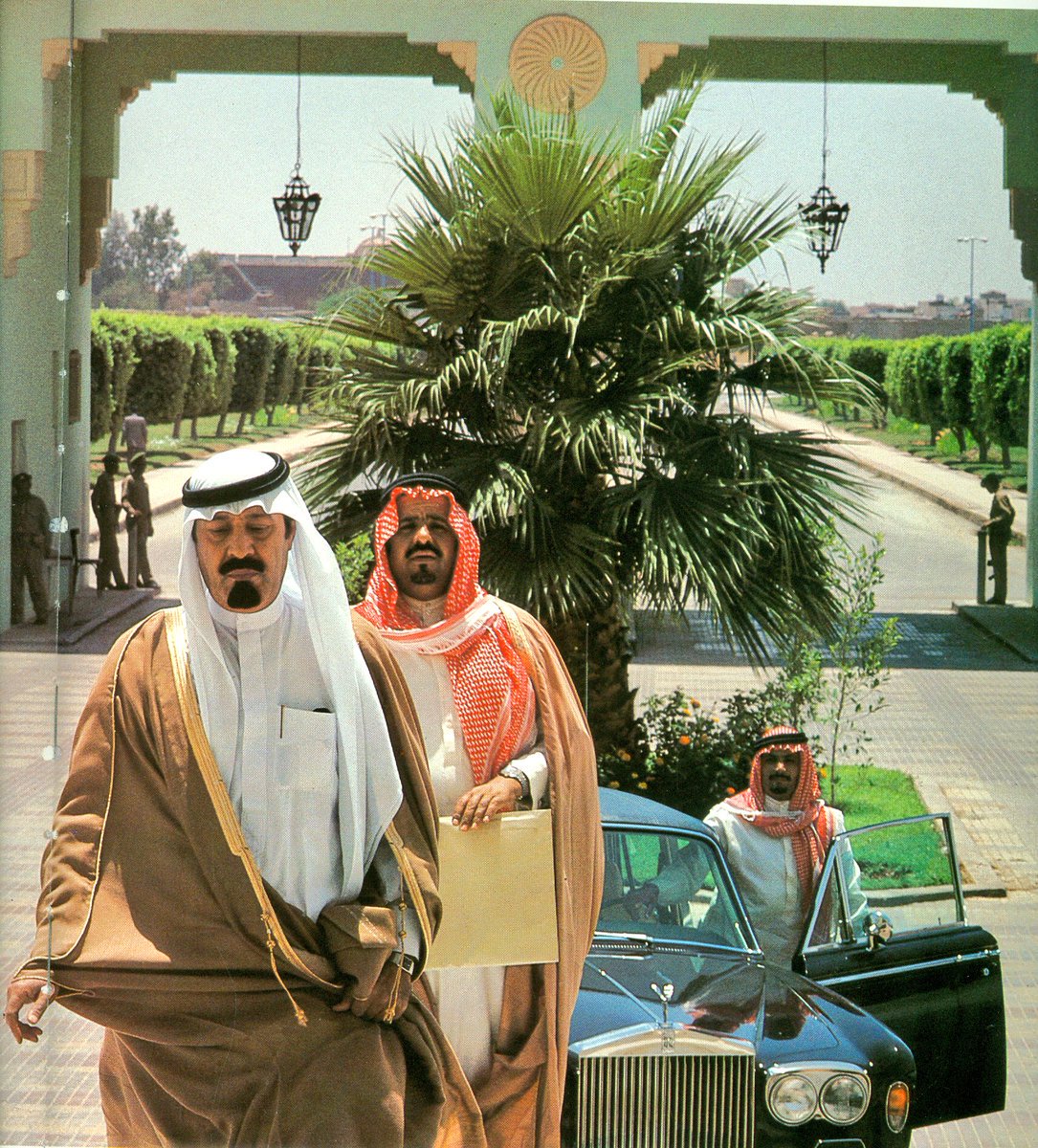 Ksa9ss's tweet photo. صورة من الصور المشهورة  للملك عبدالله بن عبدالعزيز رحمه الله ..
ألتُقطت الصورة عام ١٣٩٧ه‍ .. قبل ٤٣ سنة تقريباً .. https://t.co/oflCiO59CM