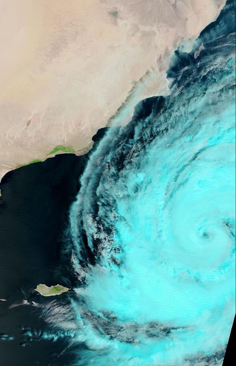 WeatherOman's tweet photo. لنوحد تغريداتنا عبر الهاشتاق #اعصار_لبان تسهيلاً لنقل إرشادات وتقارير الجهات المعنية وآخر التطورات الحالة المدارية. نرجو من الجميع التعاون وعمل #ريتويت لهذه التغريدة فضلاً وليس أمراً. https://t.co/aKOQcAkhgO