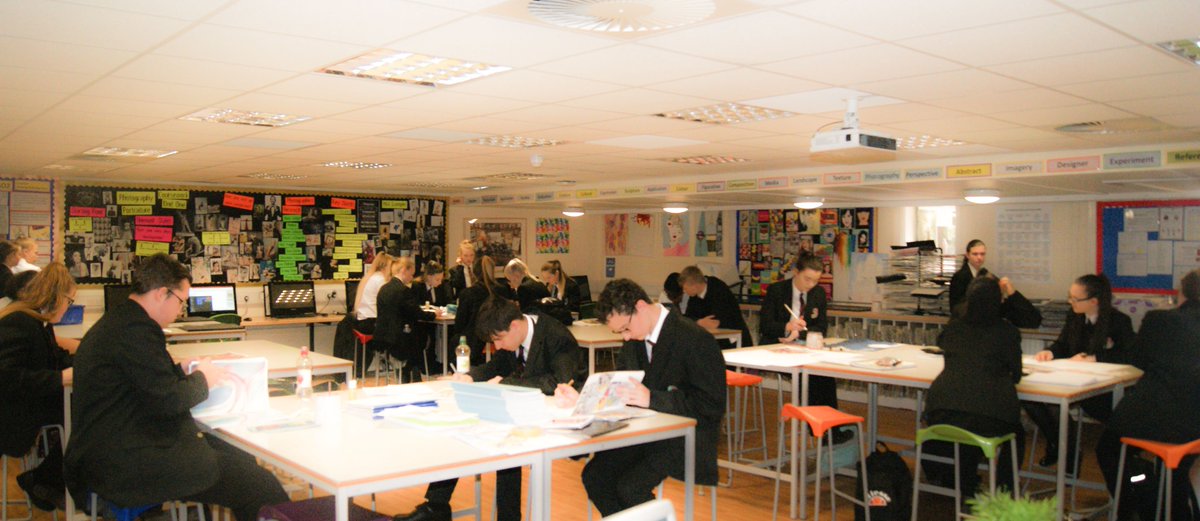 ArtatRoseBridge's tweet photo. This week is celebrate Artsmark week &amp; Art has been busy at lunch again today with lots of Year groups doing extra work and homework, improving skills and using the open door policy of the faculty to enjoy their free time productively. #Art #CelebrateArtsmark https://t.co/tdKKinnyou