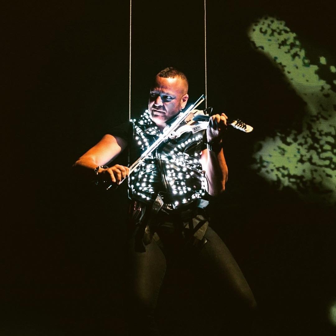 I don’t know how Superman feels...😉 Hanging from two cables 20 meters high while performing! 
🎻💥
#opergraz #micahtheviolinist #violin #violinist #electricviolin #privateevent #weddingplanner