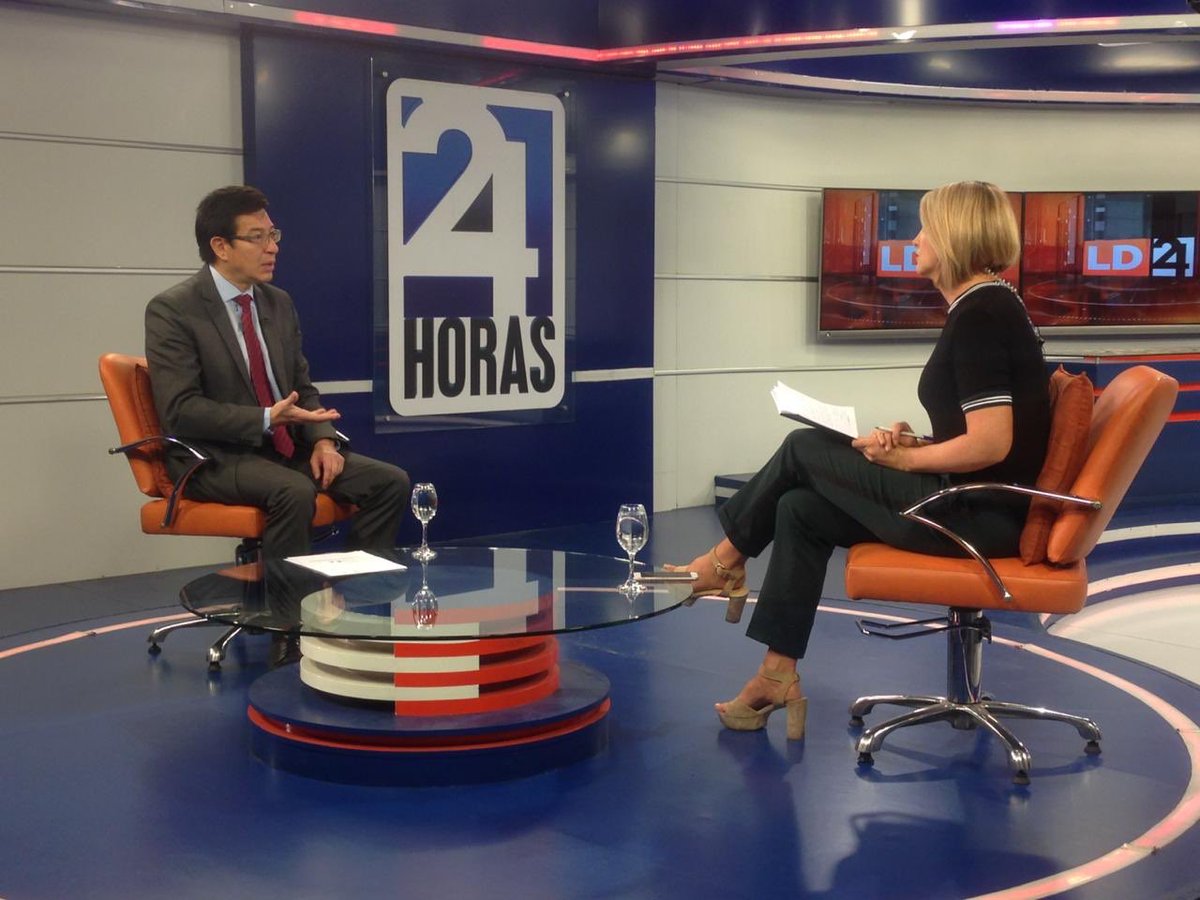 Educacion_Ec's tweet photo. .@fanderfalconi, ministro de Educación: Trabajamos en temas preventivos para evitar casos de violencia en el sistema educativo. La campaña #SúperProfes busca informar para que el docente aborde de manera adecuada y sepa cómo actuar en estas situaciones. https://t.co/Mw5PV0YWYk