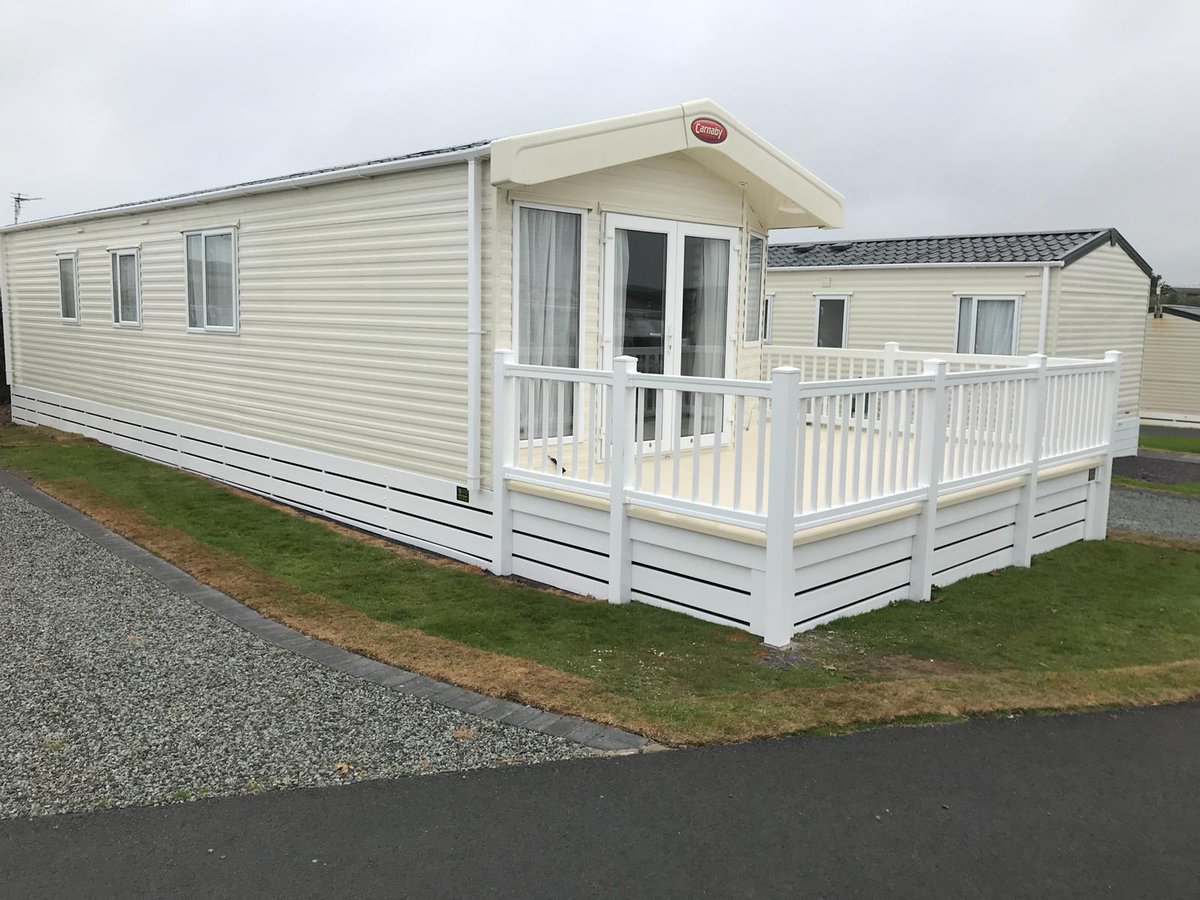 ultimatedecking's tweet photo. Another completed deck using the great contrast of the cream deckboard and white balustrade 😄 https://t.co/9Ygk6KIHLQ