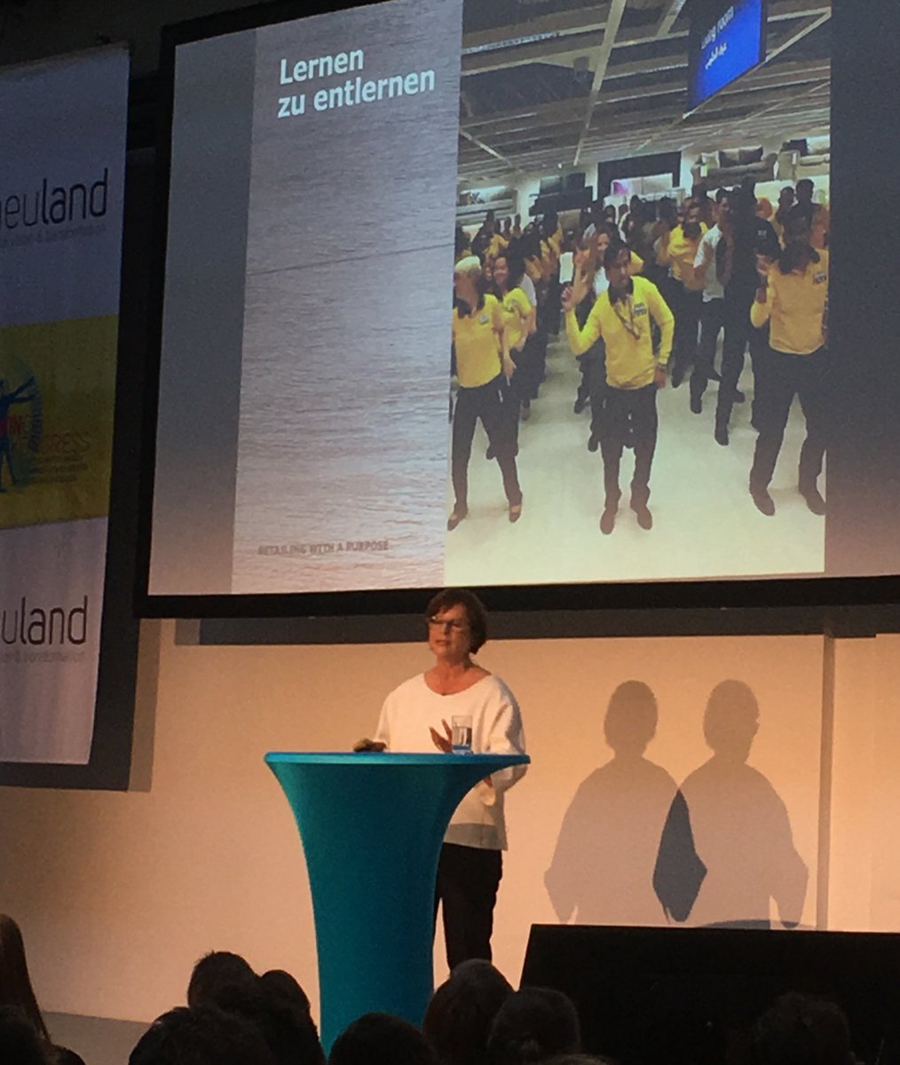 Nach der Pause geht’s bei #darwinci um digitale Imbusschlüssel &amp; das Marketing von #IKEA. Claudia Willvonseder rät zum „Lernen zu Entlernen“.