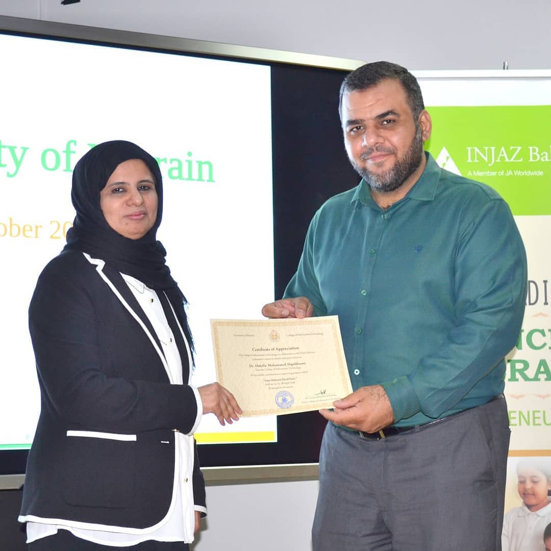 uobcs_'s tweet photo. Our faculty member Dr. Abdulla AlQaddumi recieving a token of appreciation form the dean of IT College for his contribution to the Injaz program.

Photos credits: @uobitcollege
#Bahrain #UOBIT https://t.co/NOuXLOkBSs