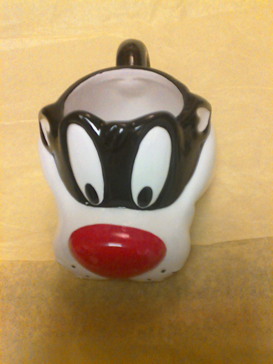 lorraine2448's tweet photo. Cartoon Fans check out this highly collectible Sylvester the Cat 3D mug
https://t.co/YBzGvgAuYd  Please Retweet #WarnerBros. #SylvestertheCat #vintage #collectible #3DMug #giftideas https://t.co/Ls7jE44jUk