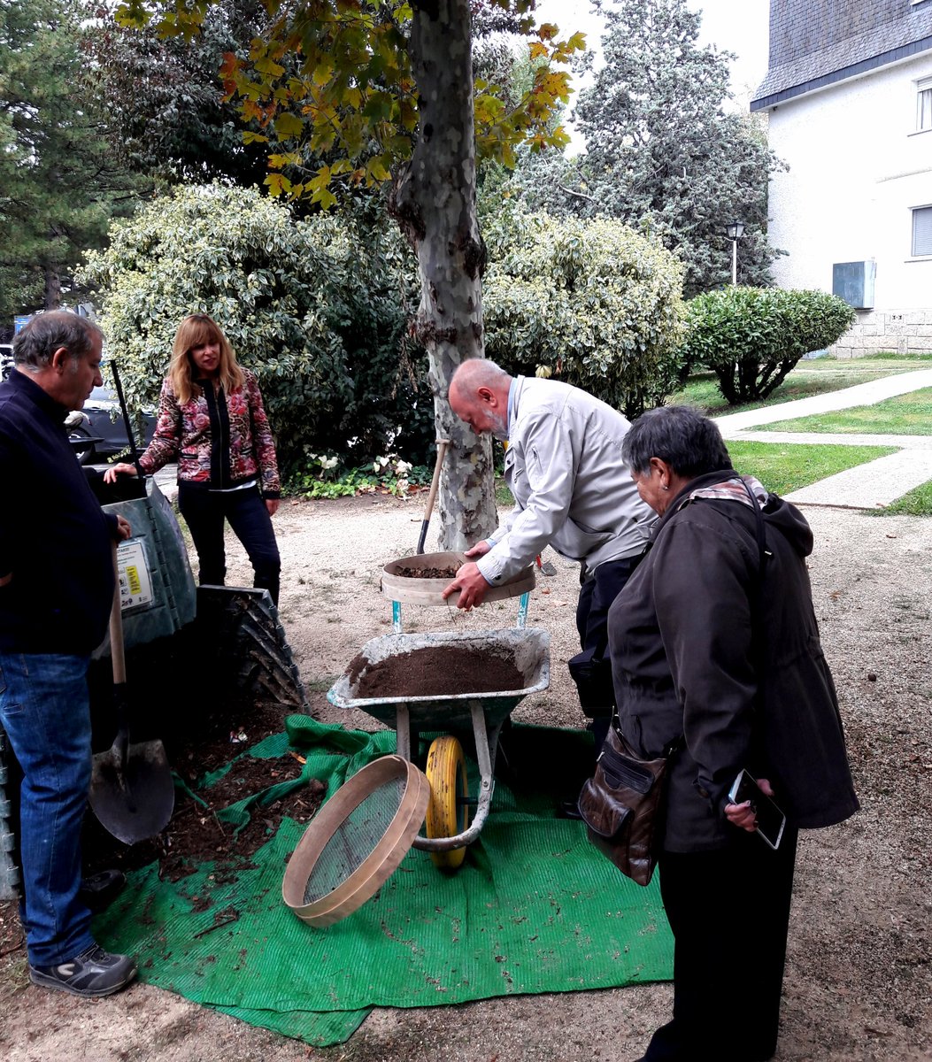 Diana_OsunaG's tweet photo. ¡De cosecha! ¡Què felicidad la de Lola y sus vecinos y vecinas de la urbanización Las Rocas en @AlpedreteAyto al obtener #compost de su #compostaje comunitario tras meses aportando #residuos de comida y de los jardines comunes! https://t.co/jtX0eaReUW