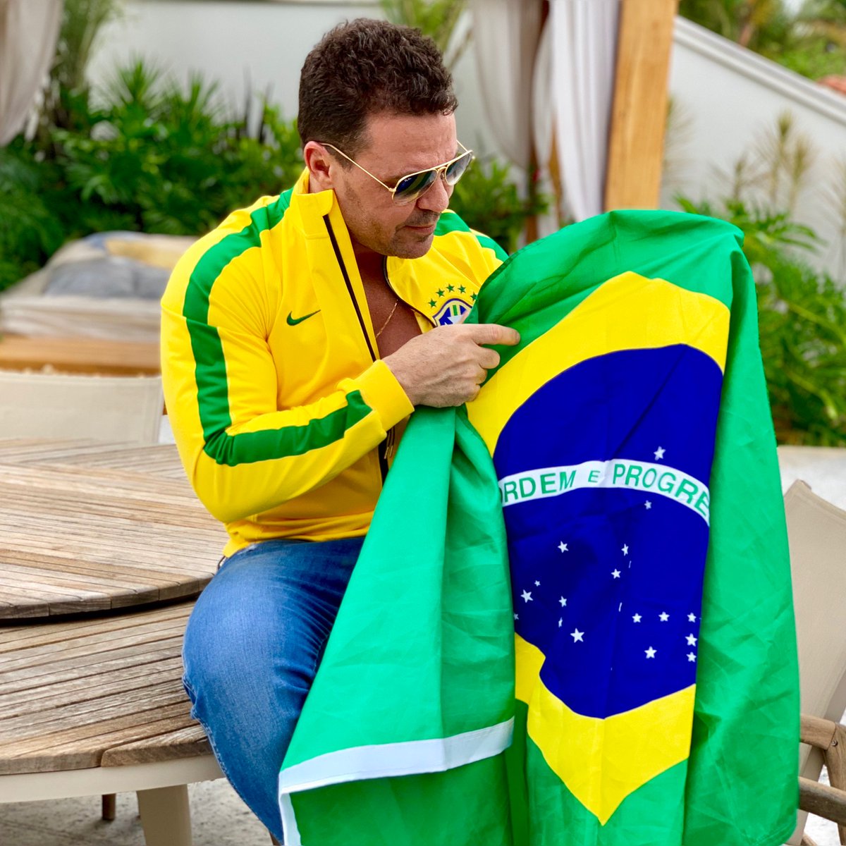 eduardocosta's tweet photo. Artista que se preocupa com o Brasil e não depende de dinheiro de lei rouanet apoia o lado honesto, e o lado honesto hoje é Jair Bolsonaro. Quem tá comigo??? https://t.co/y4TUPP2sDR