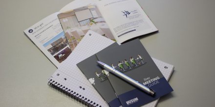 NordseeCongress's tweet photo. Extrablatt! Extrablatt! Neuauflage des #KleinenMeetingGuide eingetroffen!
#Husum als #Standort fürs #Tagen und #Netzwerken auf 36 Seiten. Wieso der kleine #MeetingGuide eine große Unterstützung für #meetingprofs ist? Dran bleiben oder eigenes Exemplar sichern! #SHmeetings https://t.co/o1b8BE73lM
