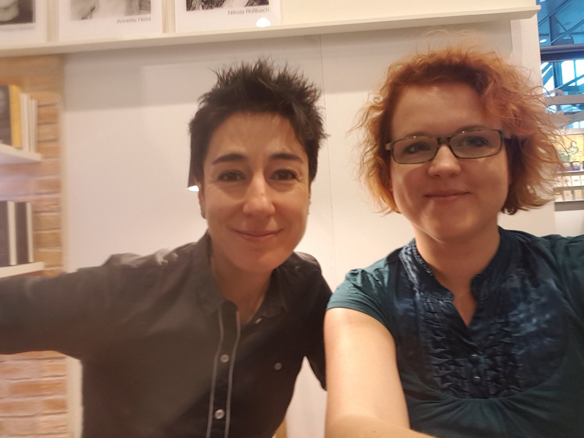Mein Messe-Highlight: Mit der charmanten <a href="/dunjahayali/">Dunja Hayali</a> für den @RNDnewsroom über ihr "Haymatland" geplaudert - inklusive Telefonstreich mit dem Kollegen <a href="/hoshiyama/">Jan Sternberg</a> 🤣