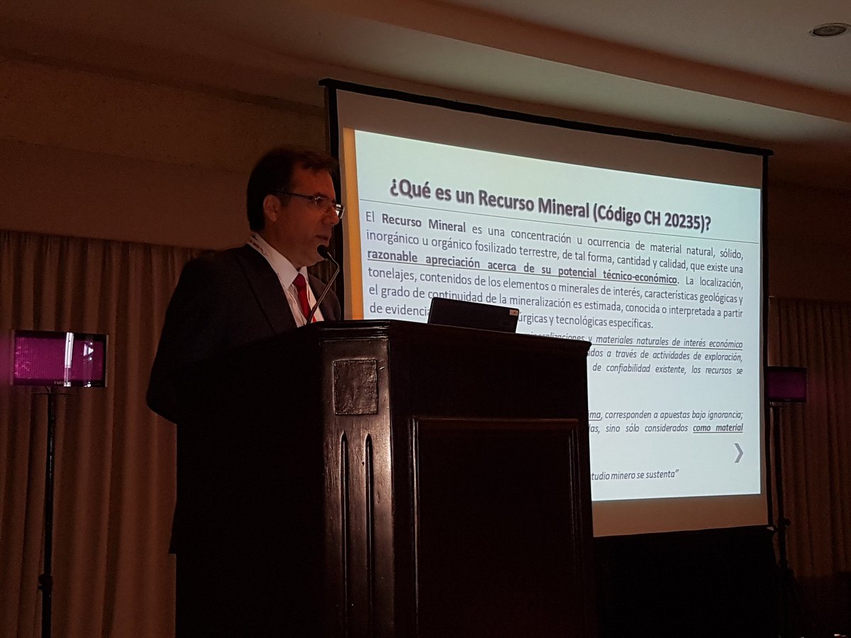 IIMCh's tweet photo. Presidente del #IIMCh @jpminero realiza la presentación "Buenas prácticas para la Estimación de Recursos Minerales" en @Fexmin1 2018 #geología #minerales #fexmin https://t.co/MMH2gy9KoT