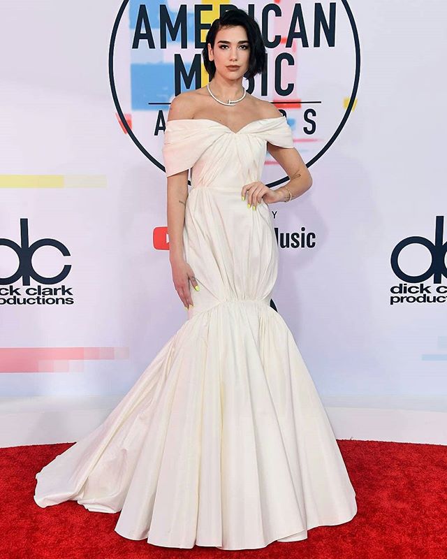 MediaGuide_NG's tweet image. #DuaLipa at the 2018 American Music Awards. #MediaGuideStyle #AMAs #AMAs2018 dlvr.it/Qmv0Pl IG: MediaGuideStyle