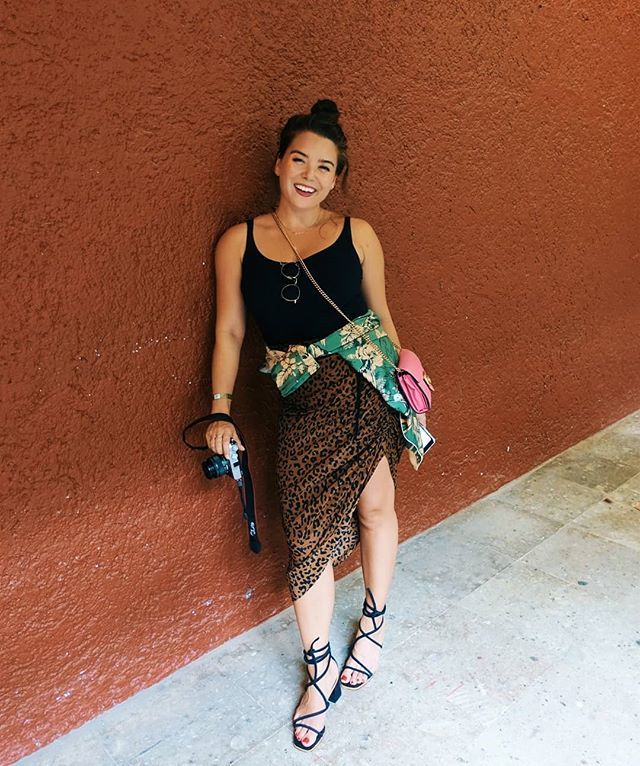 GracieCarroll's tweet photo. Welcome To The Jungle 🐾 My 'tourist chic' lewk for a day in #Cancun 🌴 Wearing my new fave @dvf skirt I just picked up at @hudsonsbay with jkt and shews from @topshopcanada! 💃 .
.
.
.
.
📸 @apoelise #HBstyle #gcstyle #topshopstyle #topshopcanada #Hudso… https://t.co/MLSrnHUBVl https://t.co/vwxTwVjfkX