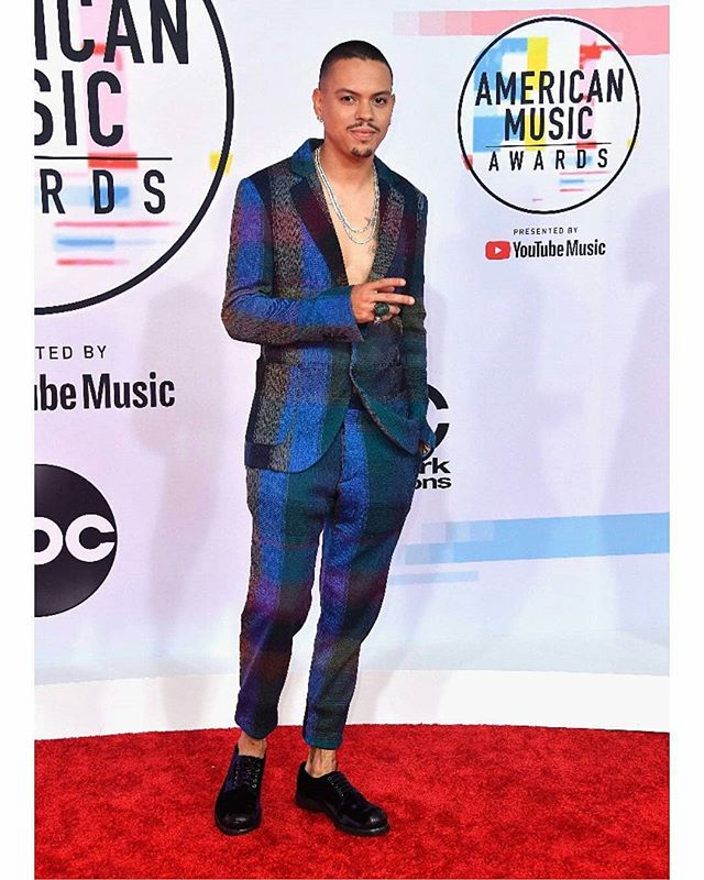 MediaGuide_NG's tweet image. #EvanRoss at the 2018 American Music Awards. #MediaGuideStyle #AMAs2018 #AMAs dlvr.it/Qmv1k4 IG: MediaGuideStyle