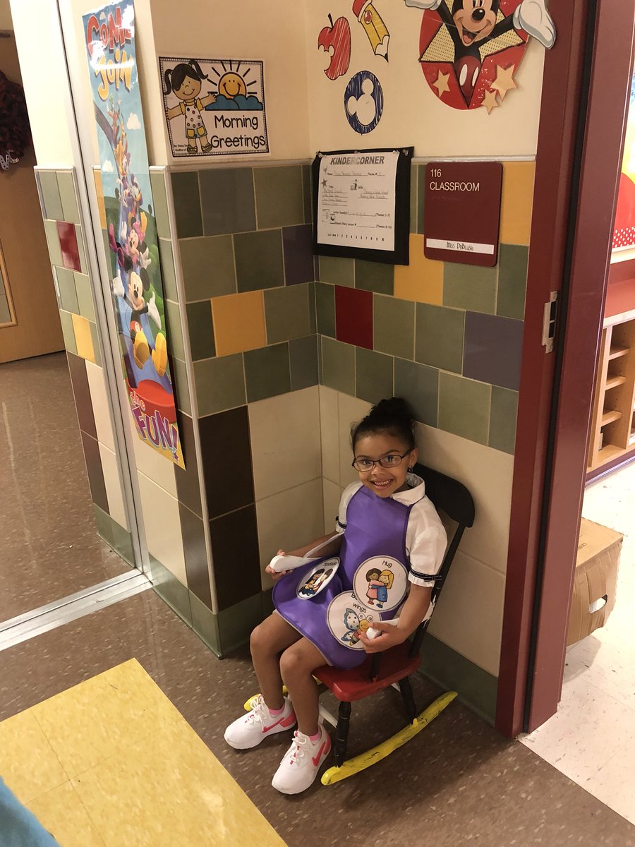 maryyrosee1's tweet image. Smiles ❤️ #morninggreeter @HWLPrincipal