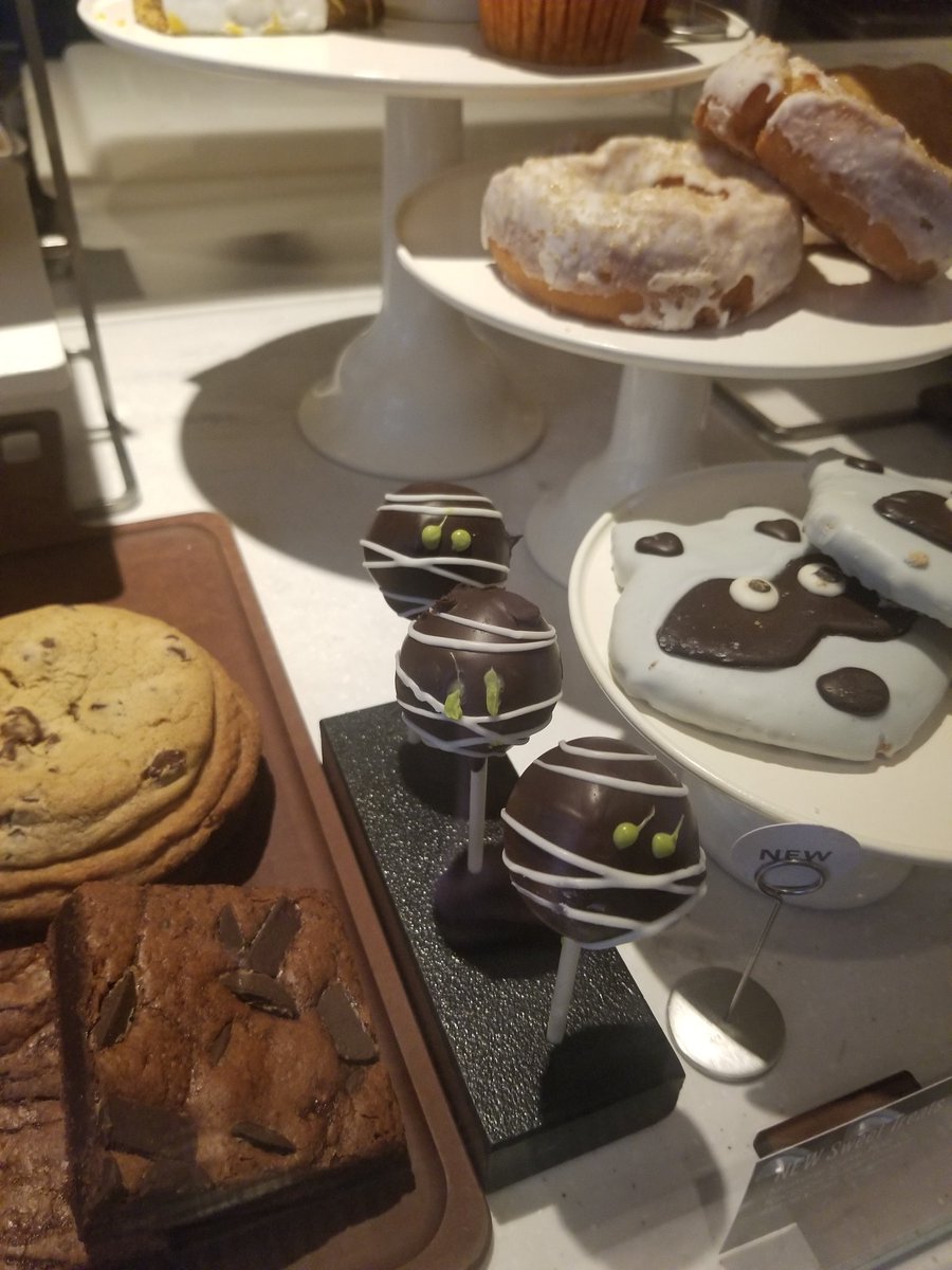 SonsOfMoog's tweet photo. The center cakepop must've seen the Ark of the Covenant. https://t.co/7iXocNB0NE