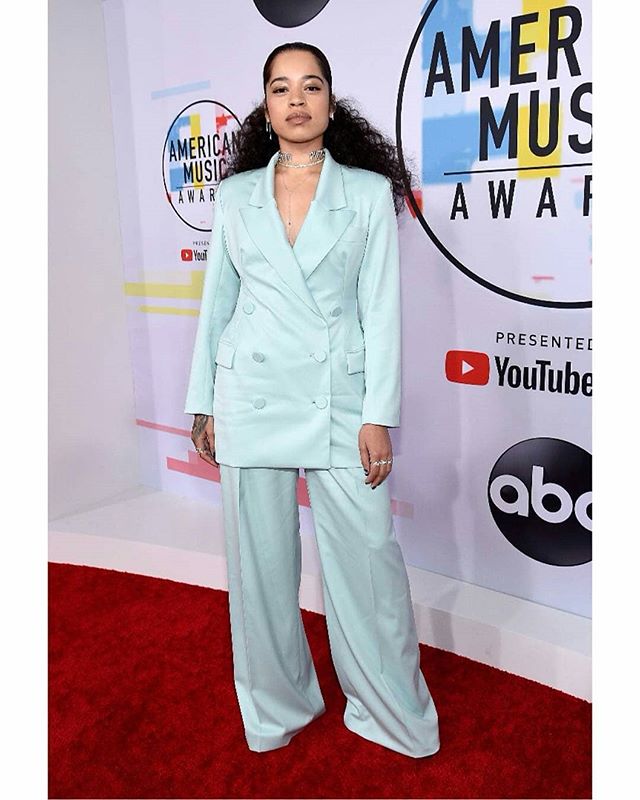MediaGuide_NG's tweet image. #EllaMai at the 2018 American Music Awards. #MediaGuideStyle #AMAs2018 #AMAs dlvr.it/Qmv3KG IG: MediaGuideStyle