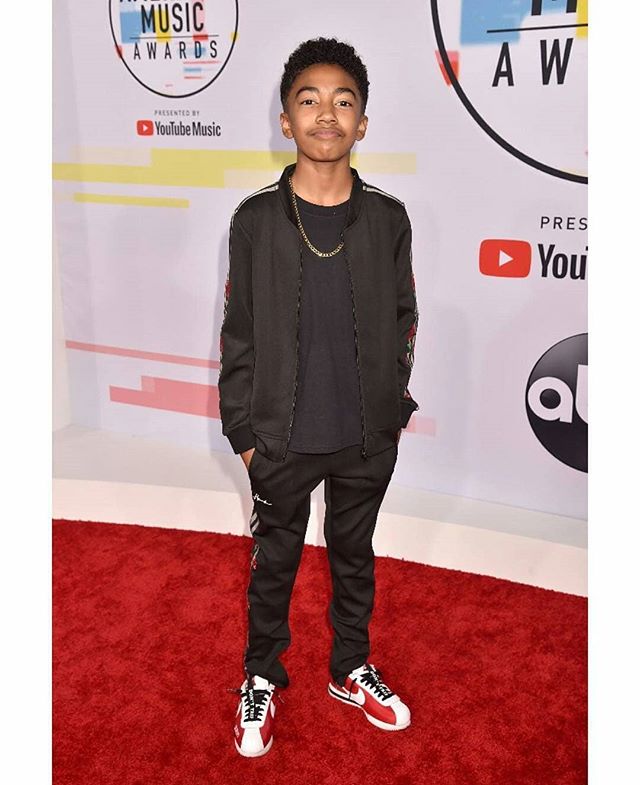MediaGuide_NG's tweet image. #MilesBrown at the 2018 American Music Awards. #MediaGuideStyle #AMAs2018 #AMAs dlvr.it/Qmv54s IG: MediaGuideStyle