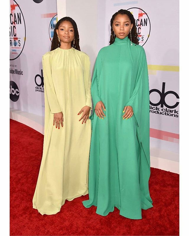 MediaGuide_NG's tweet image. #Chloë and #Halle at the 2018 American Music Awards. #MediaGuideStyle #AMAs2018 #AMAs dlvr.it/Qmv4vL IG: MediaGuideStyle