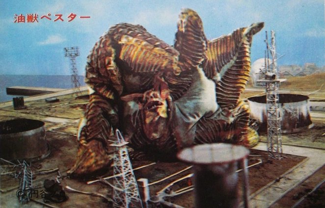 doggy_thing's tweet photo. フォロワーさんと話してて思い出した。普通の怪獣ネタになるけど初代ウルトラマンのペスターが個人的にフェチみがあって好き。顔がパペットになっているのも #パペットフェチ 的にツボ。2枚目のクシャってなってるのもフェチい。
#わかりにくい着ぐるみ #ObscuredHumanForm https://t.co/OhEs5PA2t4