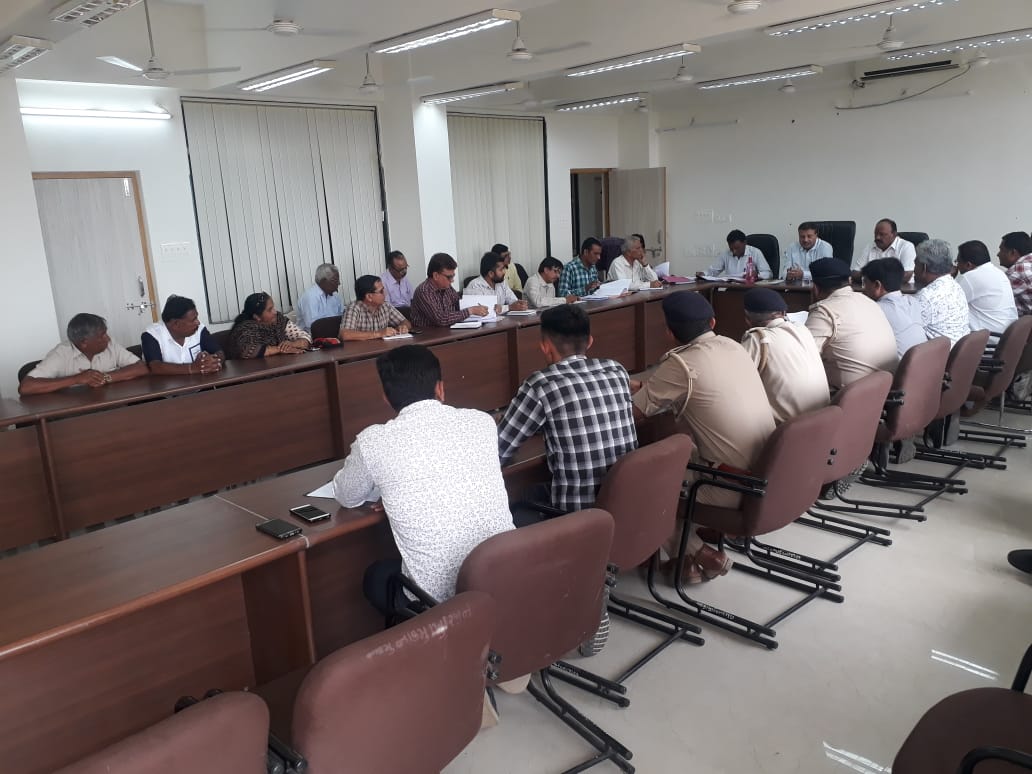 આજ રોજ  પ્રાંત કચેરી મુંદરા ખાતે યોજાયેલ  રાહત સમિતિ  અંગેની બેઠક મળેલ. જેમાં માન. ધારાસભ્યશ્રી, મામલતદાર,-મુંદરા, મામલતદાર-માંડવી, તાલુકાવિકાસ અધિકારીશ્રી  માંંડવી- મુંદરા તેમજ આગેવાનશ્રીઓ હાજર રહેલ. જેમાં પાણી, ઘાસ અને રોજગારી અંગેના મુદ્દાઓની વિગતવાર  ચર્ચા કરવામાં આવેલ.