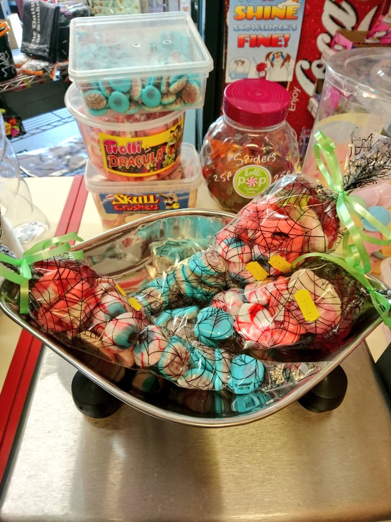 It's a little weird making up <a href="/LollipopTS/">Lollipop</a> #Halloween2018 #Sweet bags when it's Sunny ☀ and 20c outside 🤔😎😘😍
#Unsworth #Sweetshop