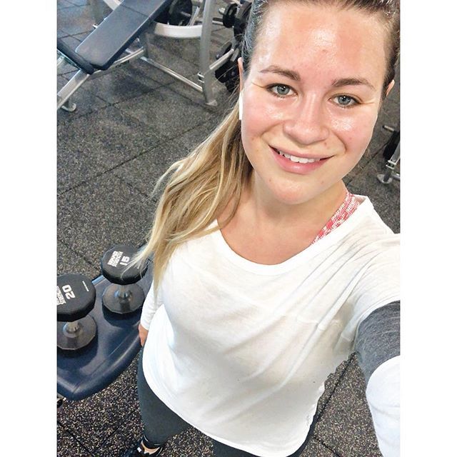 squatsnwhatnot's tweet photo. Daily moves got me 😅😅 the legs are burning so bad I’ll probably fall down the stairs leaving the gym 💀#tiu31 @toneitup #studiotoneitup https://t.co/ykp2p44bZW https://t.co/LdgpdR82t5