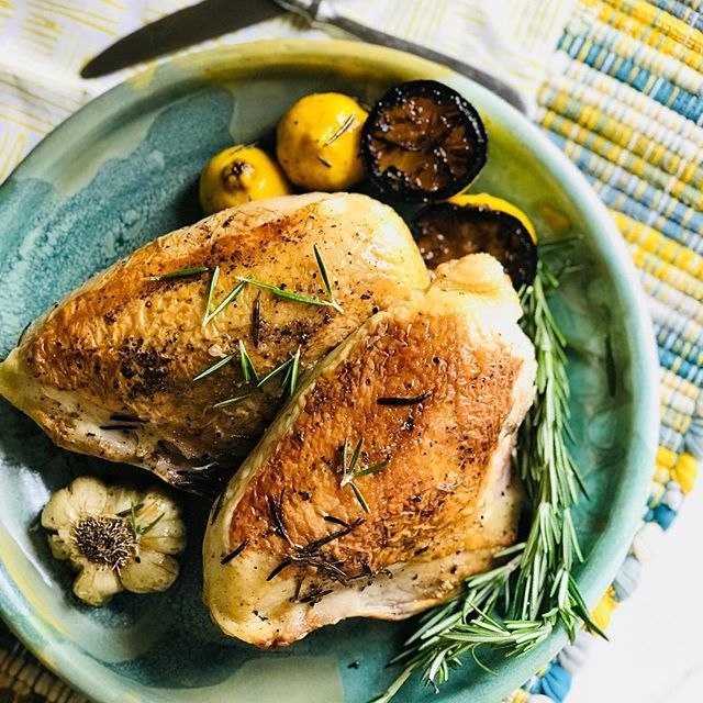 Have you ever wished you could take a cooking class from Vie’s primo chef and founder, Lynsie?  Well today you’re in luck!  She will be at Williams Sonoma (she’s the Culinary Expert there) highlighting this Lemon &amp; Rosemary Chicken recipe from Chrissy Te… ift.tt/2IMLw2x