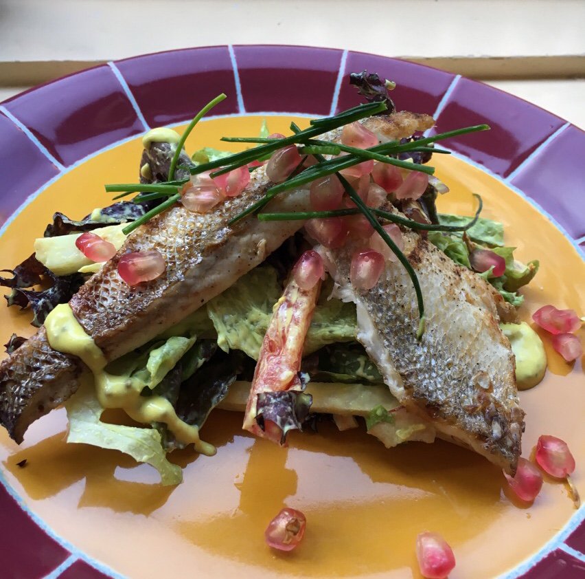 Ja, we hebben een nieuwe herfstkaart! Je kunt heb hier bekijken aangenaametenendrinken.nl/menukaart/, of vanavond lekker deze salade met gegrilde zeebaars, knolselderij, mosterd-dressing, granaatappel en bieslook komen eten. Dat is namelijk één van de voorgerechten.