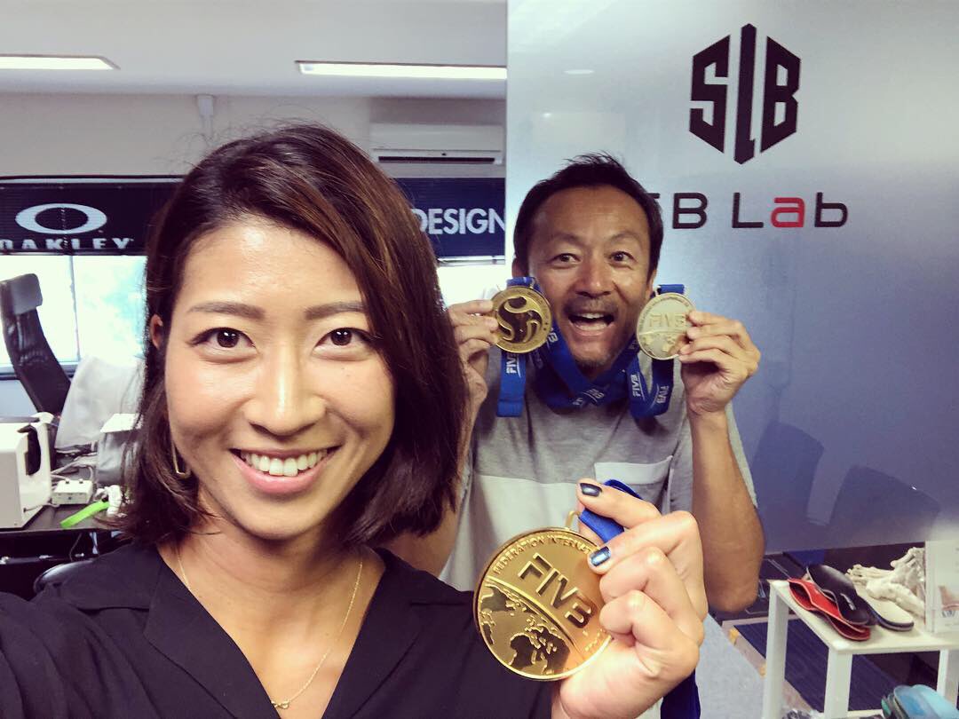 sayakaj's tweet photo. SB Lab にて、#ビジョンチェック してもらいました👀いわゆる眼のチェック✅
視力だけではなく、見え方や眼の特徴を知る。ありがとうございました🙇🏾‍♀️✨
私はあまり眼が良くなくて、暗いと見えづらいので度付きのレンズを使用しています😎 
#sblab #eye #maxeyejacket #Sunglasses #BeachVolleyball https://t.co/yh1iPu1SHG