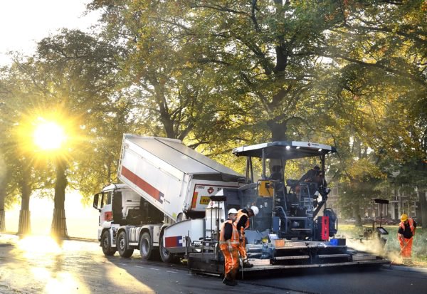CobouwNL's tweet photo. Strukton-dochter maakt zwart asfalt met 97 procent hergebruikte grondstoffen groen https://t.co/RTObCLWRY3 https://t.co/IOPMGBOLK9