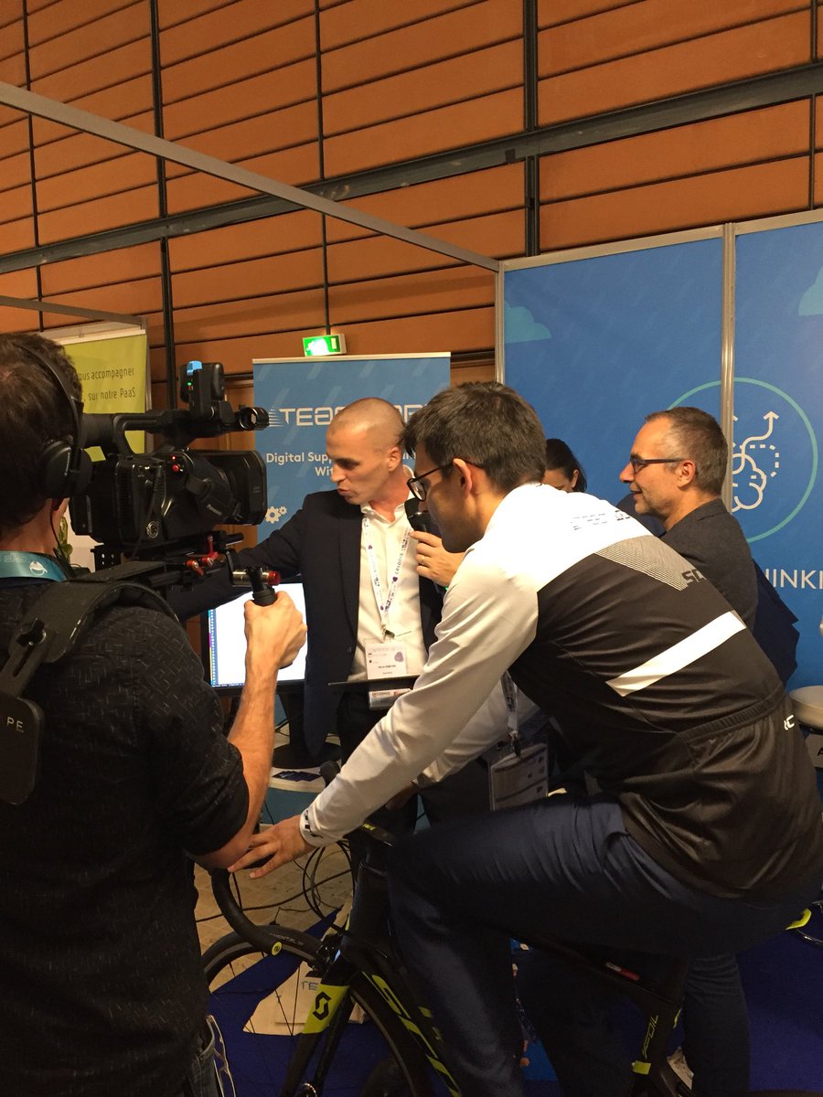 TeamWorkTweet's tweet photo. #USF2018 🎥 Démonstration en live pour les caméras de notre animation IoT ! #Industry40 #iot #sac @USF_officiel https://t.co/r3fZlovyl2