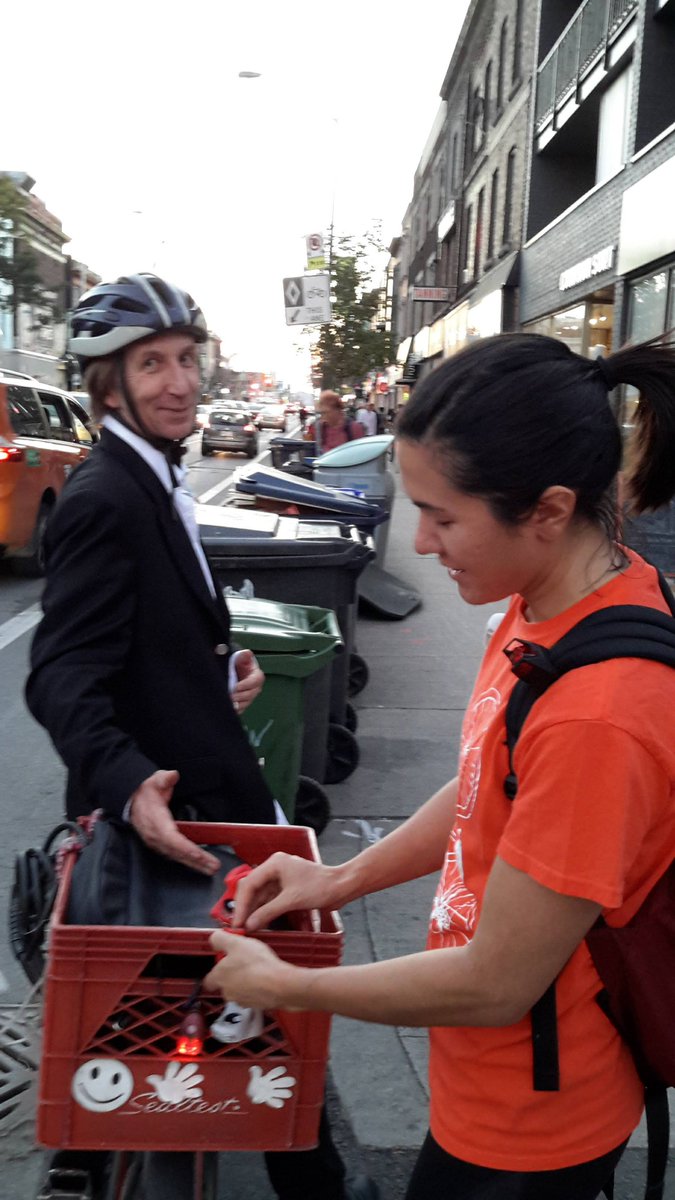 CycleToronto's tweet photo. Thanks to everyone who came by our 2nd #GetLit Station in #BloorAnnex last night! And big thanks to station partner @SweetPetesBikes #BikeTO #StayBright #VisionZero https://t.co/3UjwvPttZA