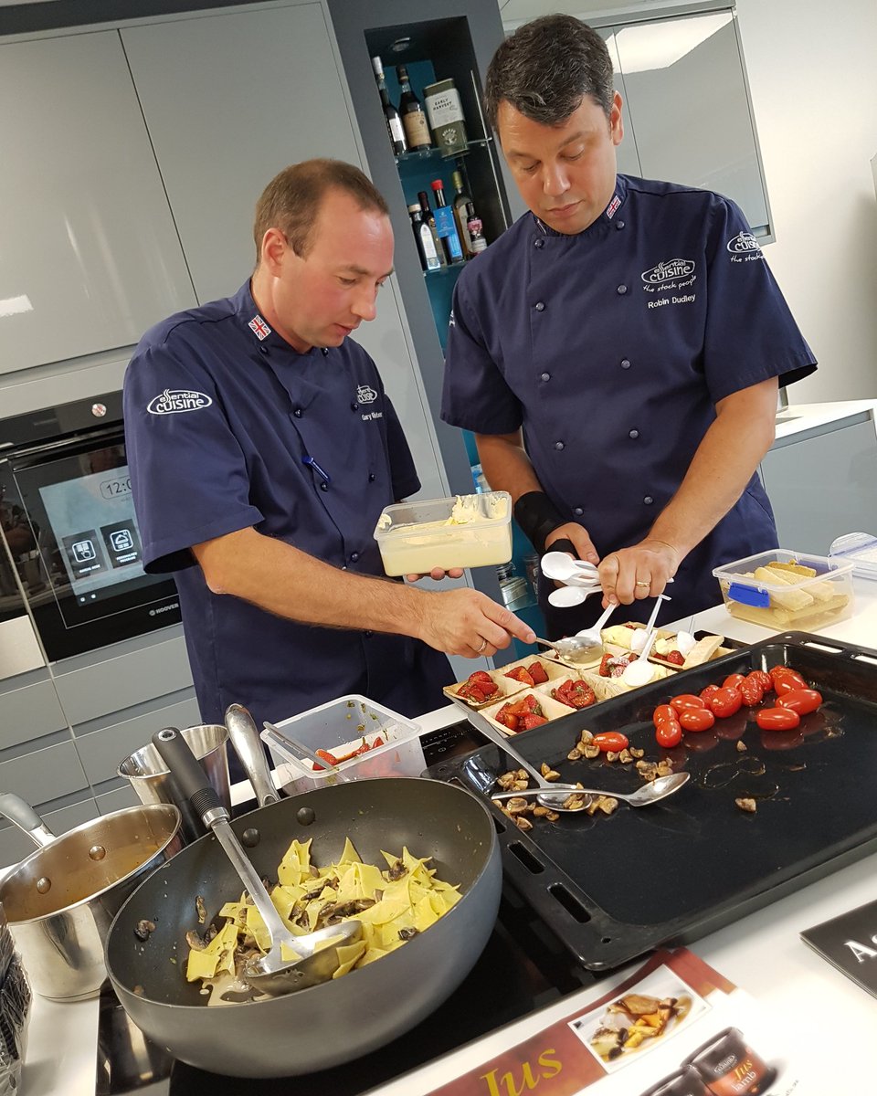 Talking of demos; here's #CHEFS THEMSELVES @Essential_Gary & @essential_robin from @essentialcuisin when they were last in our #ForestFoodHub
For some top tips & #chef aids for #GAMESEASON & #CHRISTMAS BOOK IN ONLINE
#essentialcuisine #chefstalk  #ingredientsforchefs #stock #demo