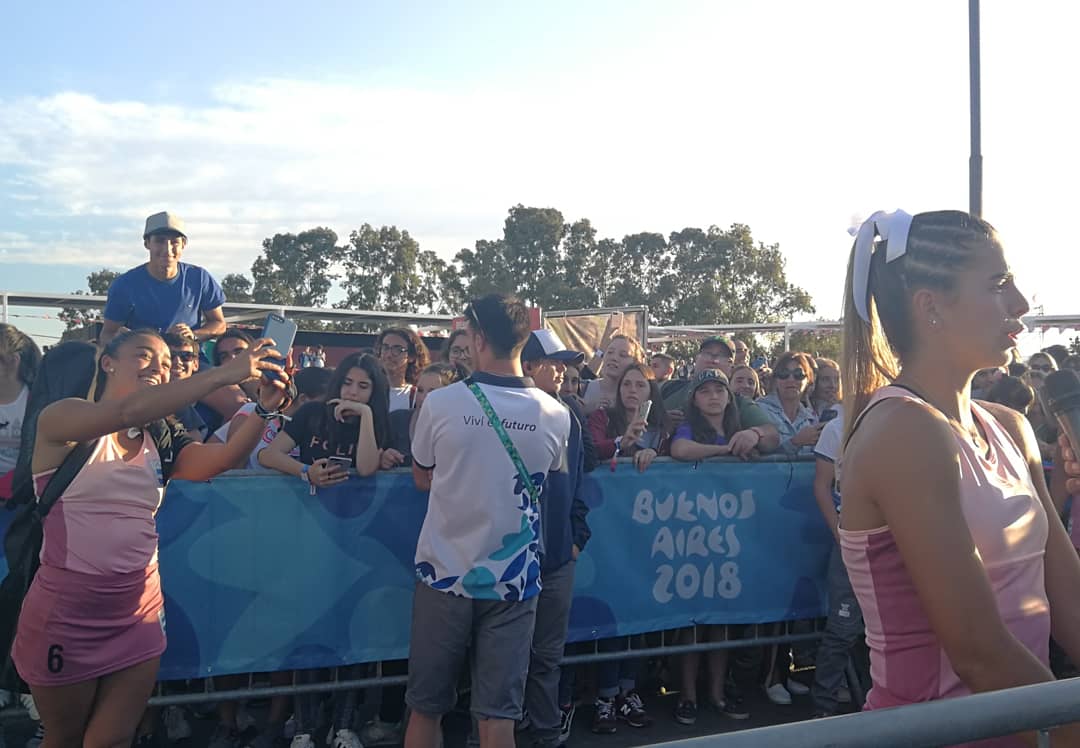 ArgFieldHockey's tweet photo. ¡Así viven #LasLeoncitas🦁🇦🇷 el cariño del público después de cada partido en @BuenosAires2018! ¡Gracias a todos los que se acercan al Parque Olímpico de la Juventud a alentar a nuestros Seleccionados! 🤗 https://t.co/O2FSeFB4Il