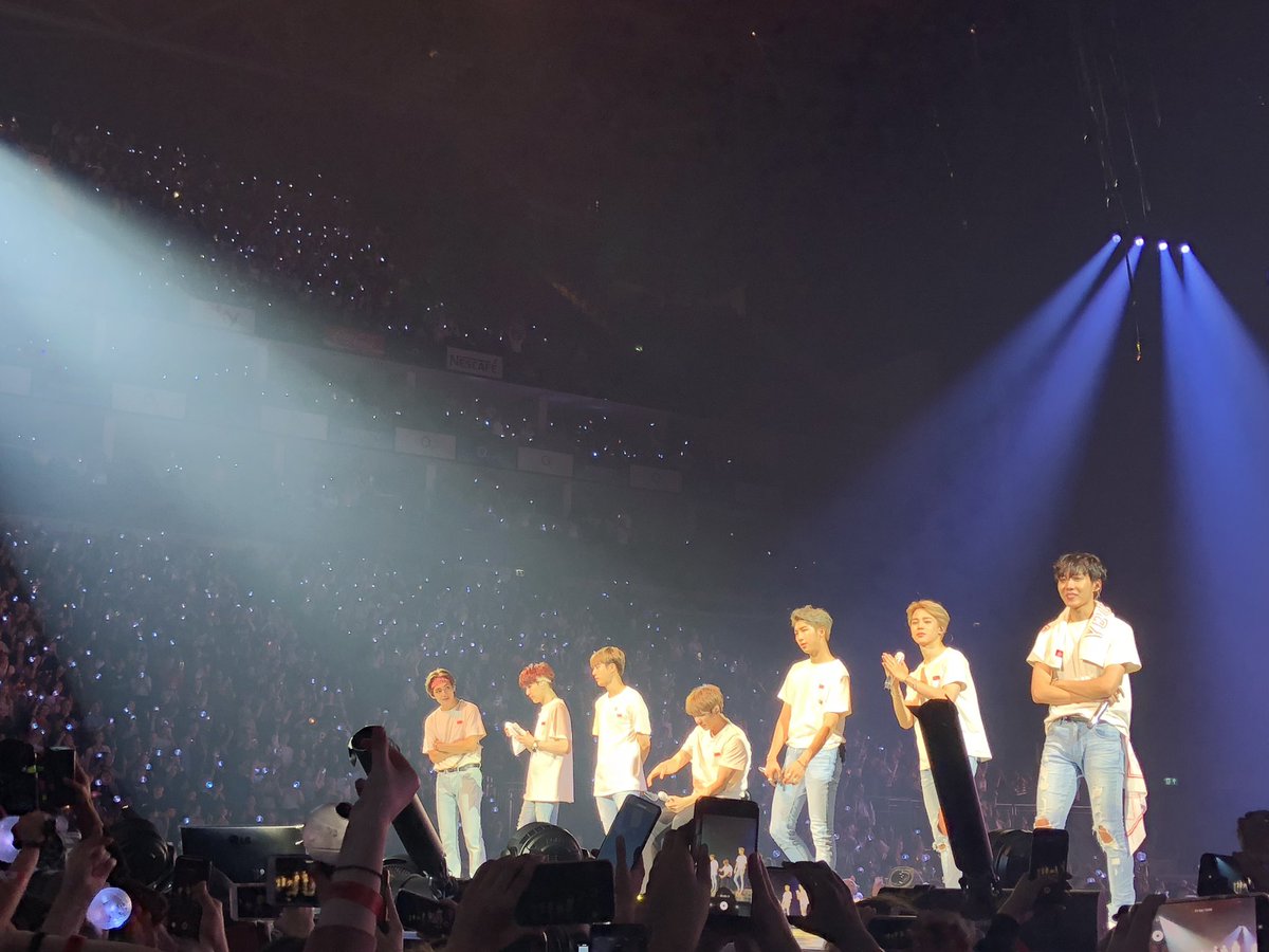 PlNKSEOK's tweet photo. love yourself tour: london 9/10/18 ♡ https://t.co/mujfUorSjM