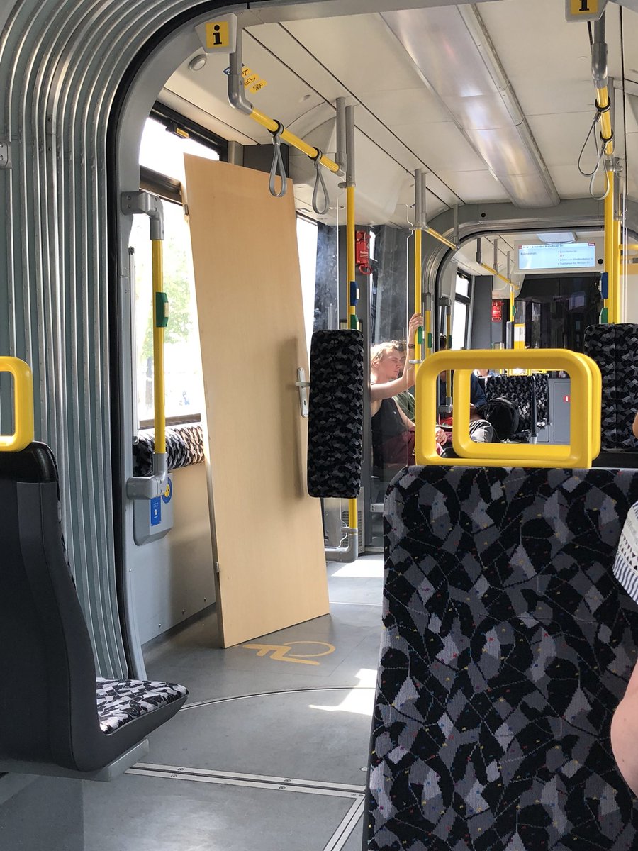 BVG_Kampagne's tweet photo. Weil ihr immer im Türbereich steht, stehen die Türen jetzt im Stehbereich.

Gesehen von @npxberlin https://t.co/ODaIcNzItN