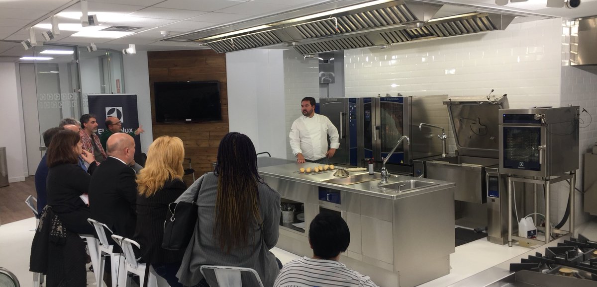 ElectroluxProES's tweet photo. Ayer disfrutamos de un gran #seminario #cook&amp;chil de la mano de #Hidalsa 👏 donde todos los asistentes participaron activamente de la mano de nuestro #chef! ¡Apúntate a nuestro próximo seminario profesional, conocemos y descubre como te facilitará el trabajo nuestra maquinaria! https://t.co/TQWHEWJPDC