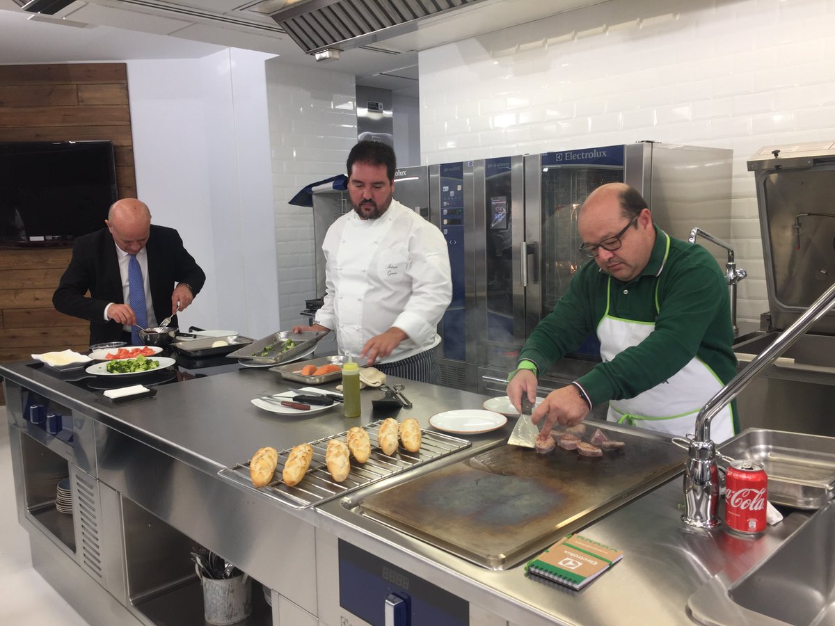 ElectroluxProES's tweet photo. Ayer disfrutamos de un gran #seminario #cook&amp;chil de la mano de #Hidalsa 👏 donde todos los asistentes participaron activamente de la mano de nuestro #chef! ¡Apúntate a nuestro próximo seminario profesional, conocemos y descubre como te facilitará el trabajo nuestra maquinaria! https://t.co/TQWHEWJPDC