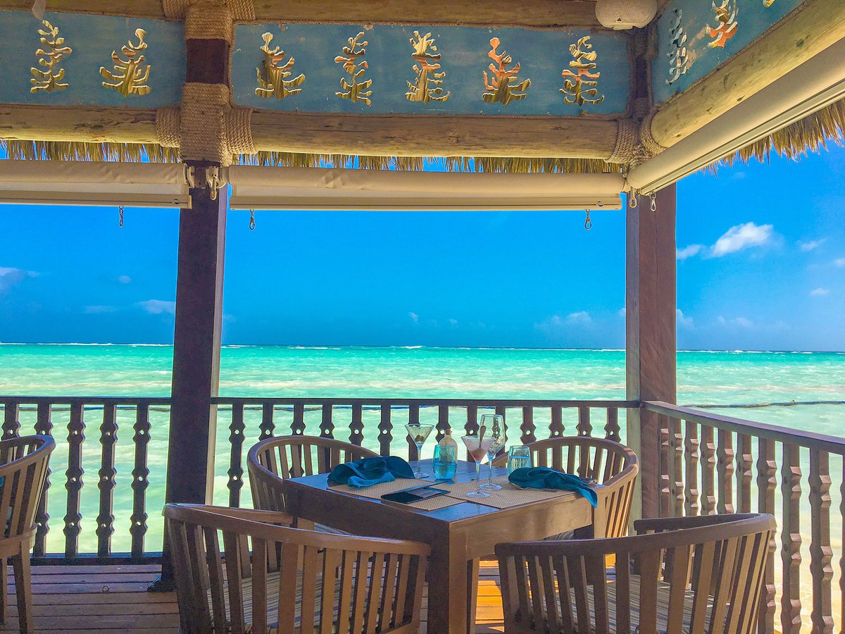 ResortDiaries's tweet photo. It’s Wednesday! Time to get a mid-week cocktail 🍹 🍸 and where better than the Blue Marlin at @sanctuarycapcana! What a view, right?! Who has been back since the Grand Re-Opening? Tell us what you think! If you have not checked out this resort, do so!
#ResortDiaries https://t.co/wOOV3GpNZI