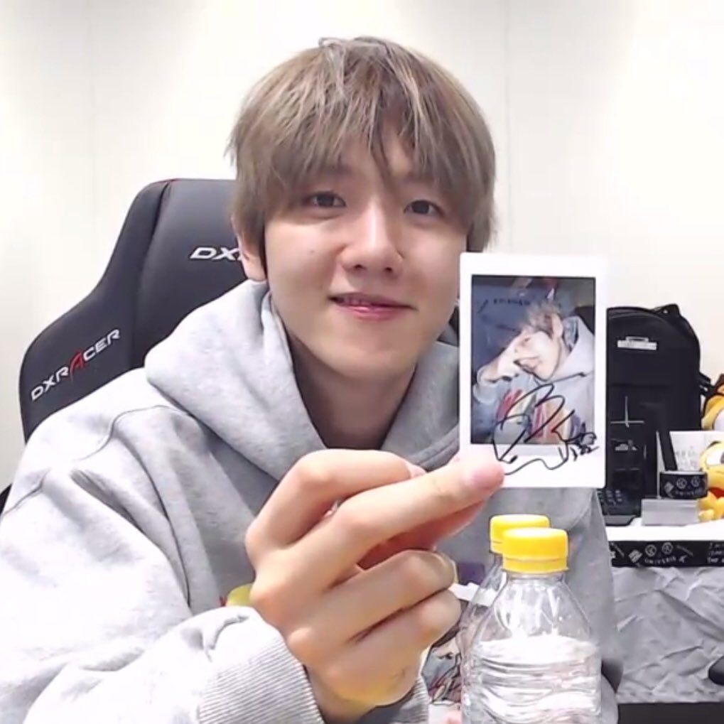 kyoongmaz56's tweet photo. 울 배켜니 오늘두 배그 방송 넘넘 수고했고 치킨도 먹고 넘 즐거워따! 😭❤️ 사진 찍는데 넘 귀여운 고 아니냐구 ㅠㅠㅠㅠㅠㅠㅠㅠㅠㅠㅠ #백현 #BAEKHYUN #엑소 #EXO @B_hundred_Hyun https://t.co/betwQR9Hjn