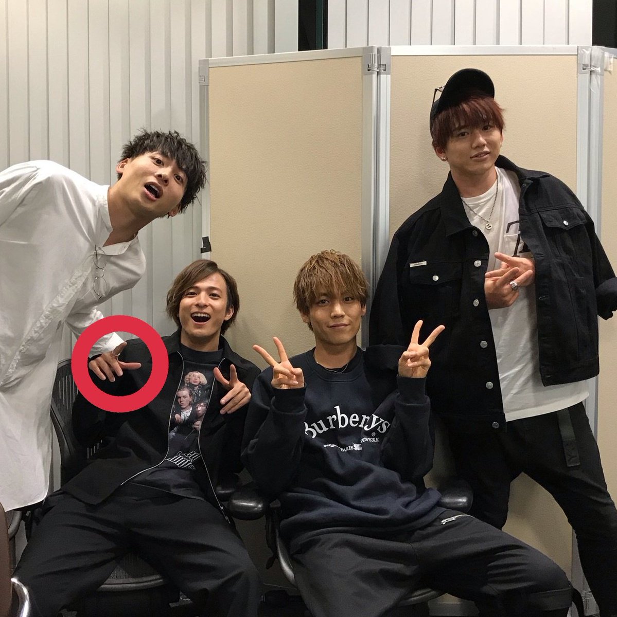 右手の人差し指の指輪は集中力を高めるんやって☻あと、意志を強くする