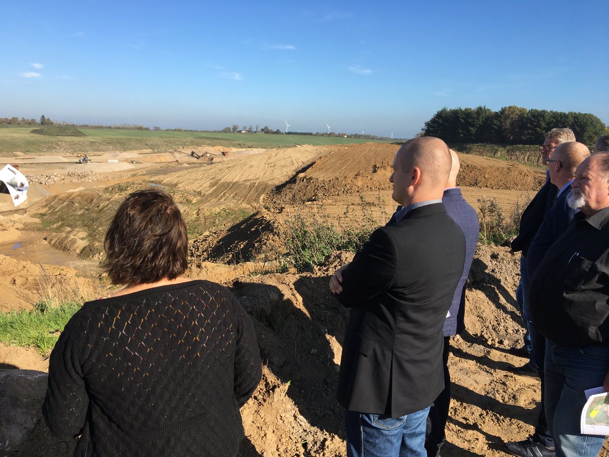RegionalUdvMidt's tweet photo. 🏗️🚛Råstoffer til udvikling i Aarhus-området. Nogle af råstofferne kan komme fra Haldum-området nordvest for Hinnerup. I dag studerede politikerne fra Udv. for Reg. Udvikling området, hvor der søges om at indvinde på 100 hektar mere. #regudv #råstoffer #dkgreen #dkbiz https://t.co/YBxvcnPKnT