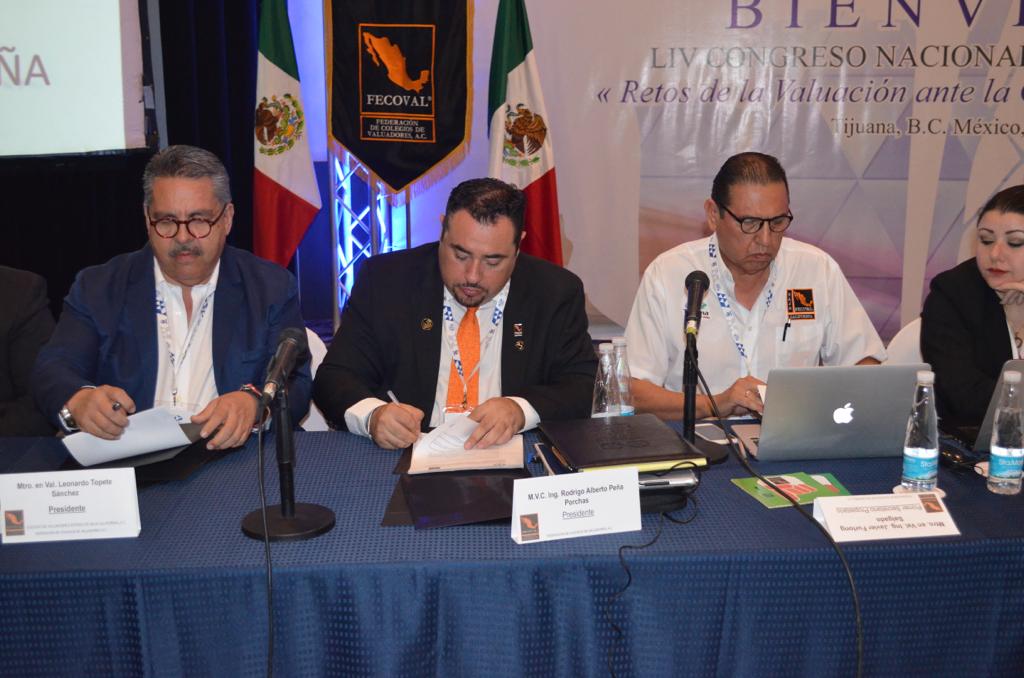 FECOVAL_AC's tweet photo. Firma convenio #FECOVAL y la Universidad de Guadalajara en #comuvati2018. https://t.co/A5wqZvBBNM
