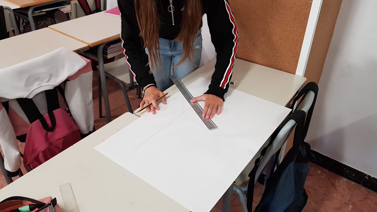 vedrunacent's tweet photo. Els alumnes de 3r comencem a dissenyar i simular l'estructura del pont que ha d'aguantar la màxima força possible amb el mínim pes! Ja falta menys pel dia del concurs final! #3rESOSSCC #estructures #simulacio #tecnolegs #espaguetis #pont #bridgedesigner #memoria #procestecnologic https://t.co/Ue5hbnleCv