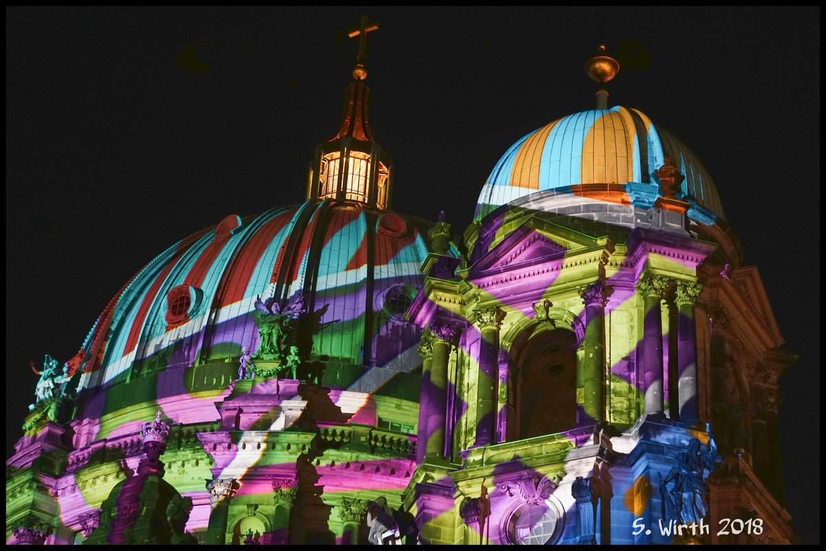 wirthstef's tweet photo. #Berlincathedral #amLustgarten  #illuminated by the #Festivaloflights #October2018  Copyrights #Stefan #F. #Wirth 
#light #artisticpattern #colorful #roofs #photography #streetphotography #colorlover #cityphotos #photographer #photographylovers #urbanexploration #historicbuilding https://t.co/xTkx80p5oR