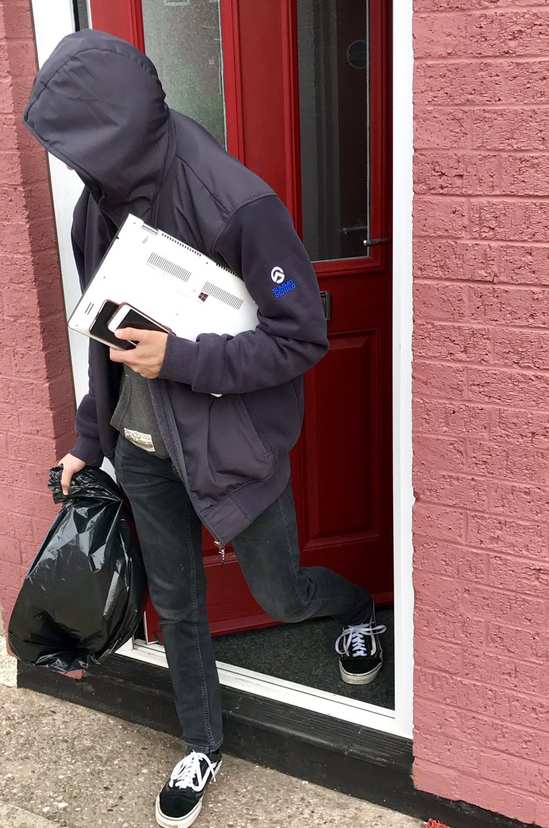 StaffsUniPolice's tweet photo. Going to @StaffsUnion #LRV this evening ??
If so, check that you've locked your doors !!
Keep your valuables out of view, don't let the thieving magpies take them.
#OpMagpie #StudentSafety #LockItDontLoseIT #BeSafe
@PoliceShelton #CampusControl
#PoliceLiaison https://t.co/8YdhwbUgxB