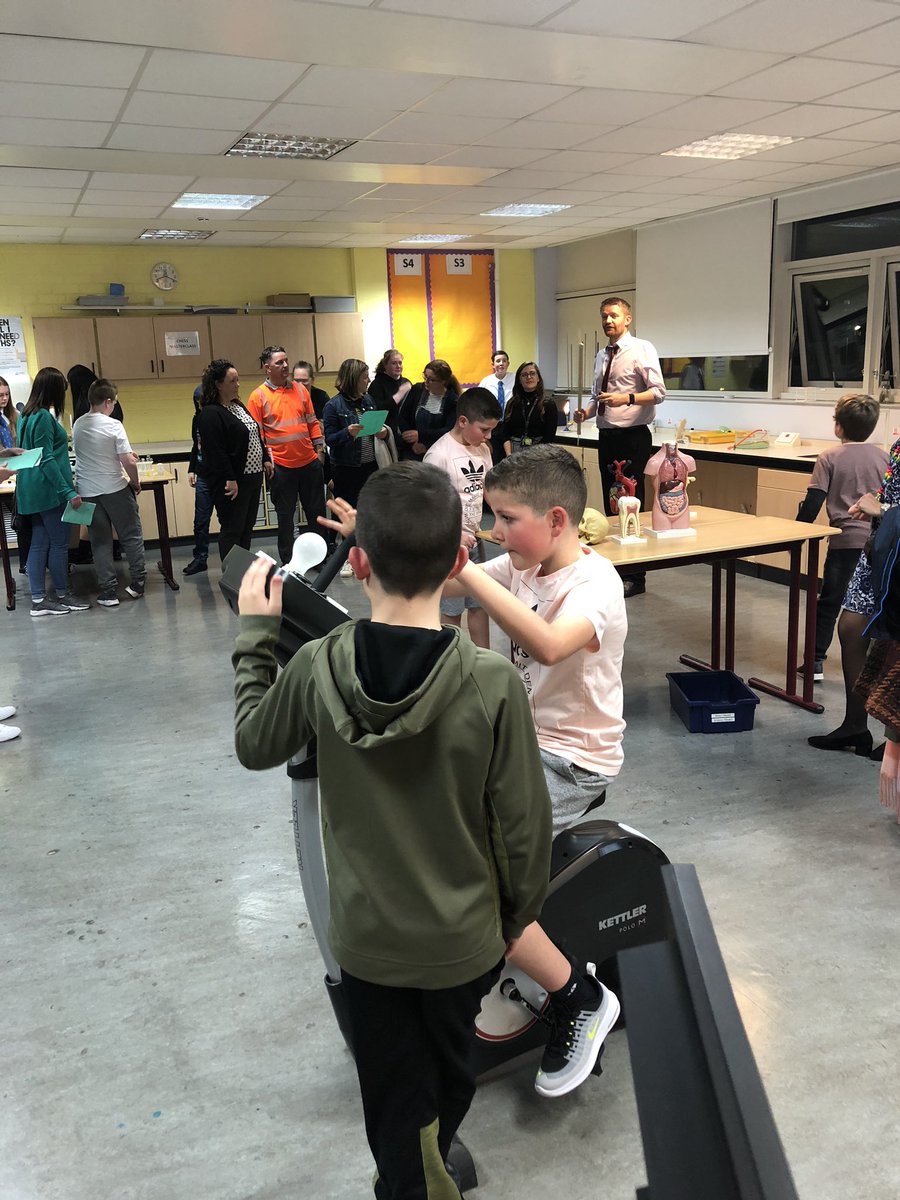 KingsParkSec's tweet image. Science experiments in full sway! #sciencestars #futurescientists #believeachieve