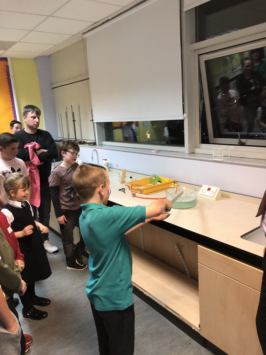 KingsParkSec's tweet image. Science experiments in full sway! #sciencestars #futurescientists #believeachieve